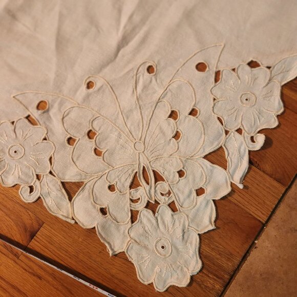 Victorian Cutwork Embroidered Butterfly & Floral Tablecloth 80"x 104" - Picture 4 of 8
